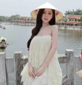 Photo 3 of Váy ren hai dây kem nữ tính vintage