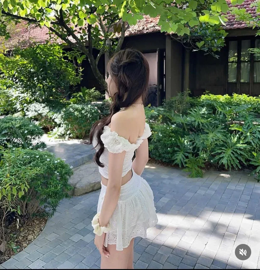 Photo 4 of Set croptop chân váy trắng ren nữ