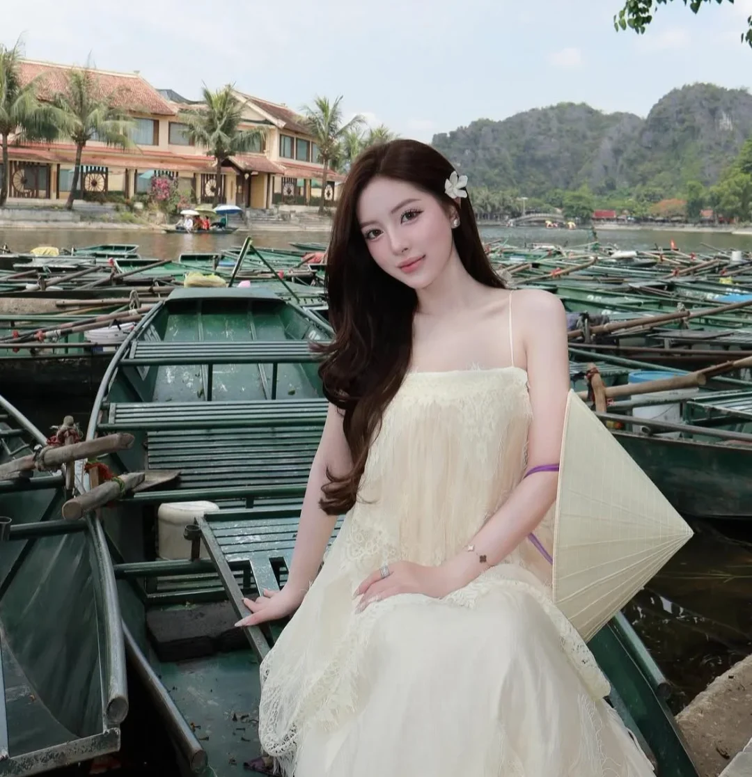 Photo 7 of Váy ren hai dây kem nữ tính vintage