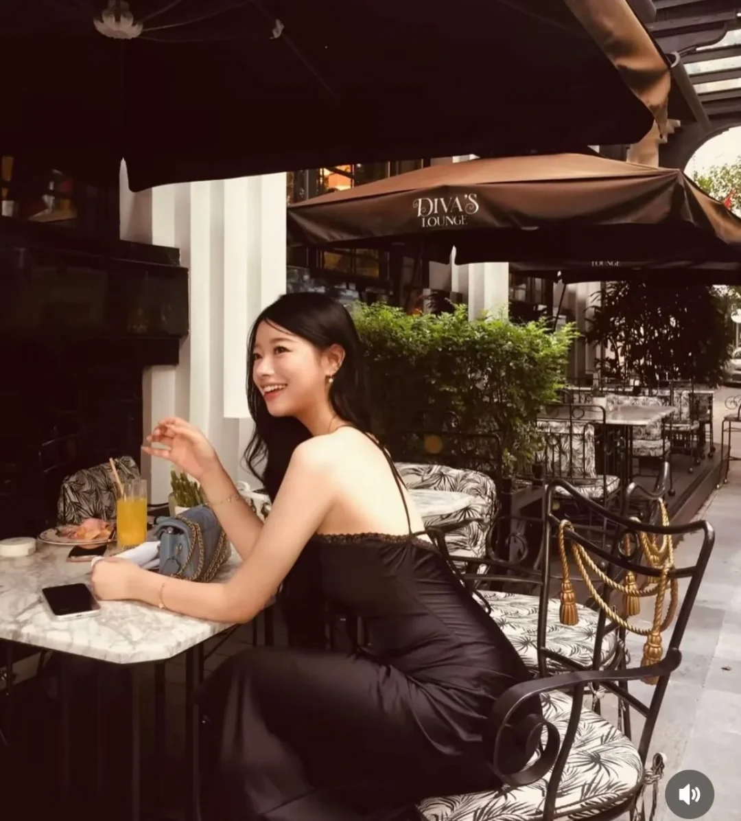 Ảnh 10 của Váy lụa đen hai dây ren nữ