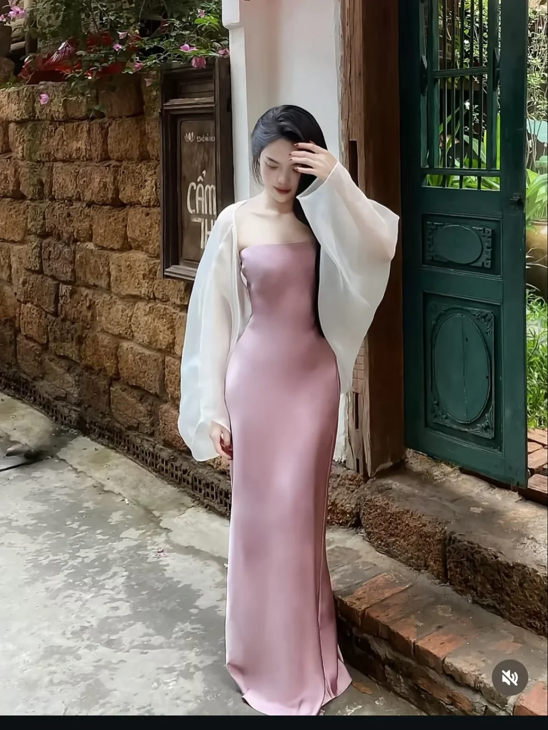 Photo 1 of Váy dài lụa hồng nhạt ôm sát nữ