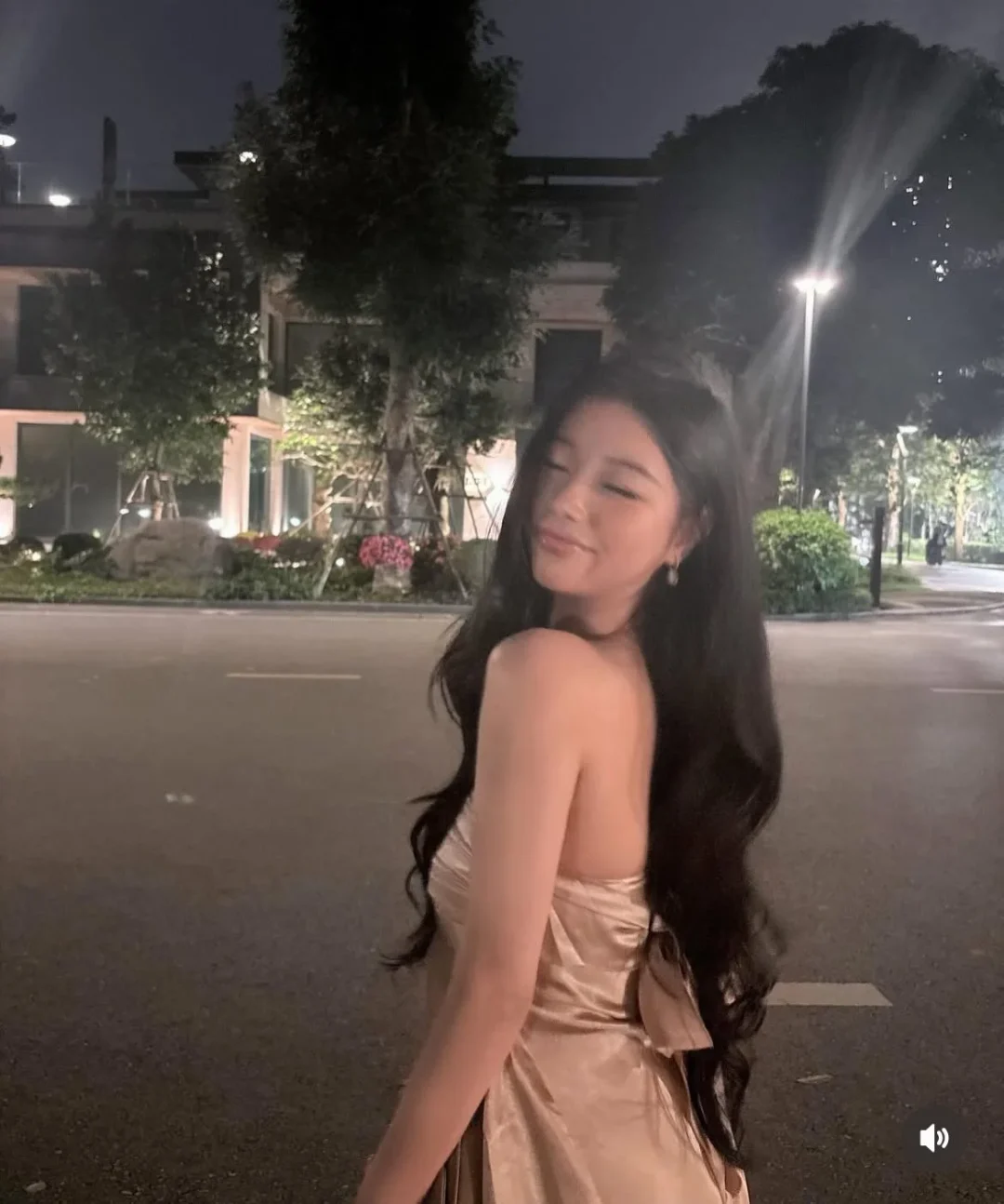 Ảnh 7 của Váy mini cúp ngực satin be sang trọng