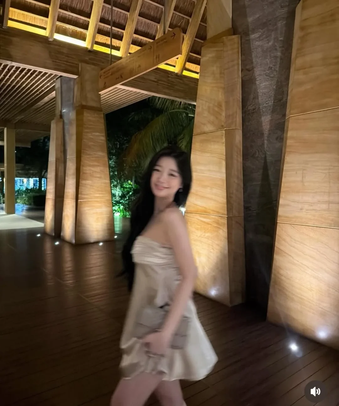 Ảnh 5 của Váy mini cúp ngực satin be sang trọng