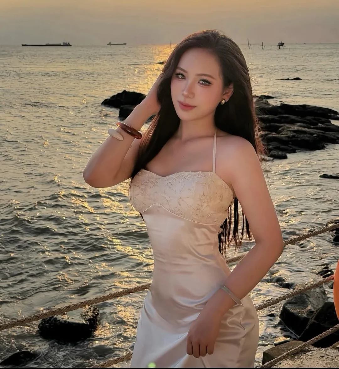Photo 2 of Đầm lụa hai dây ren kem nữ