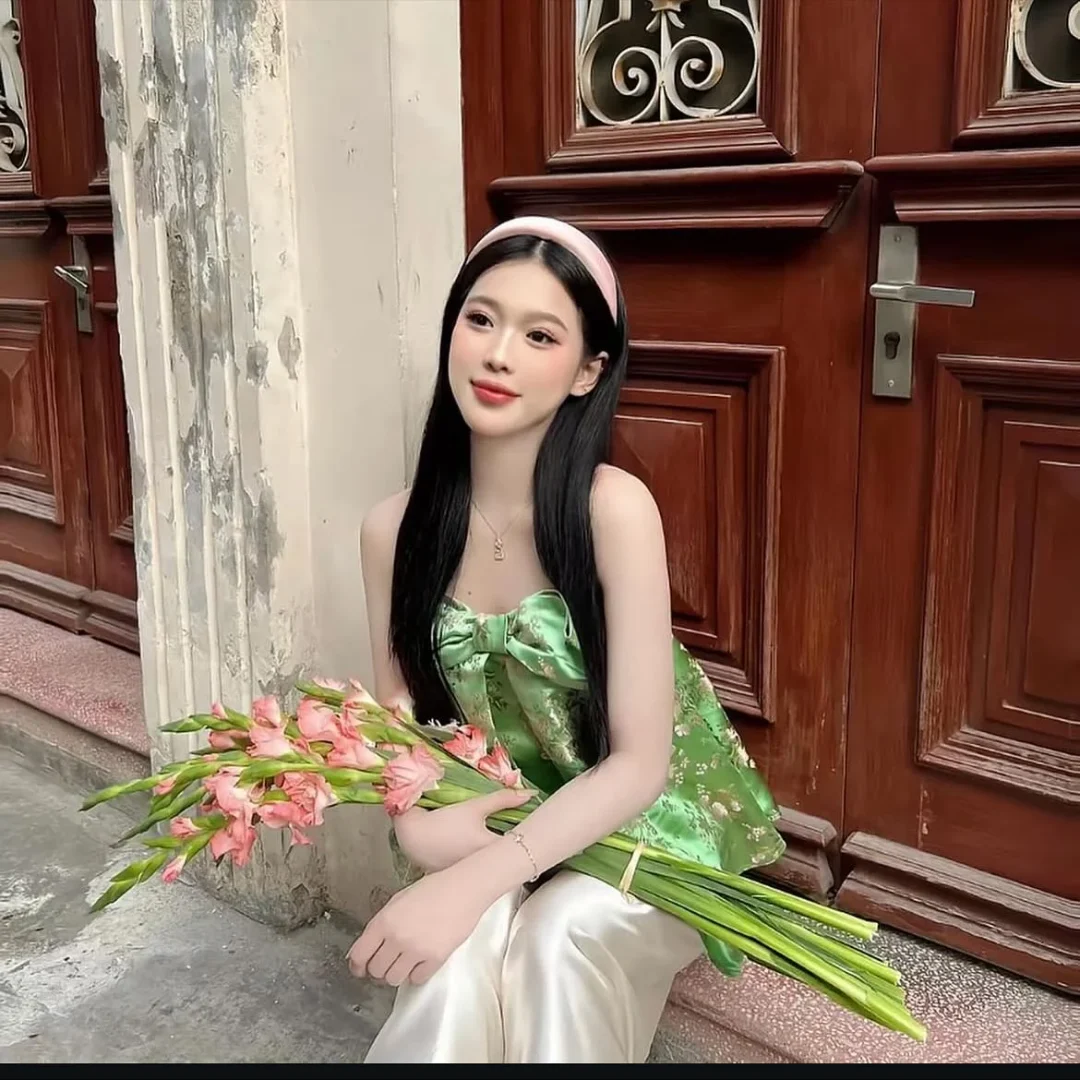 Ảnh 2 của Áo lụa hoa xanh nơ buộc vai trần nữ