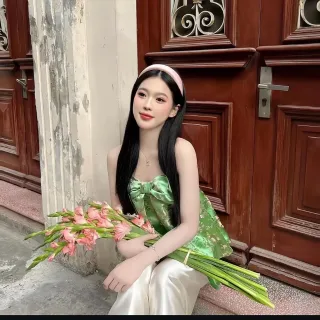 Ảnh 2 của Áo lụa hoa xanh nơ buộc vai trần nữ