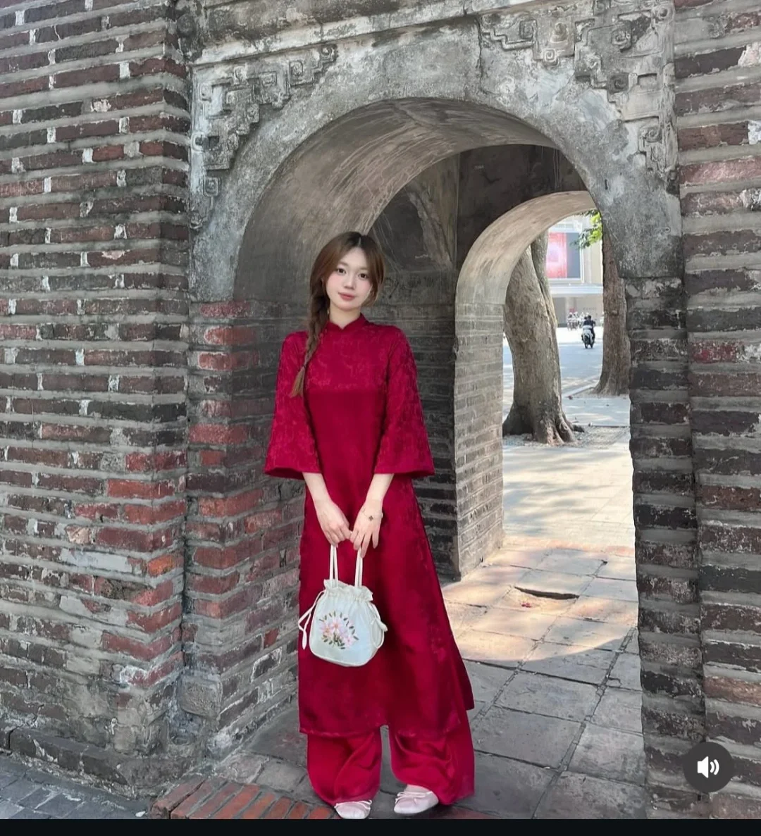 Photo 6 of Áo dài nhung đỏ nữ truyền thống