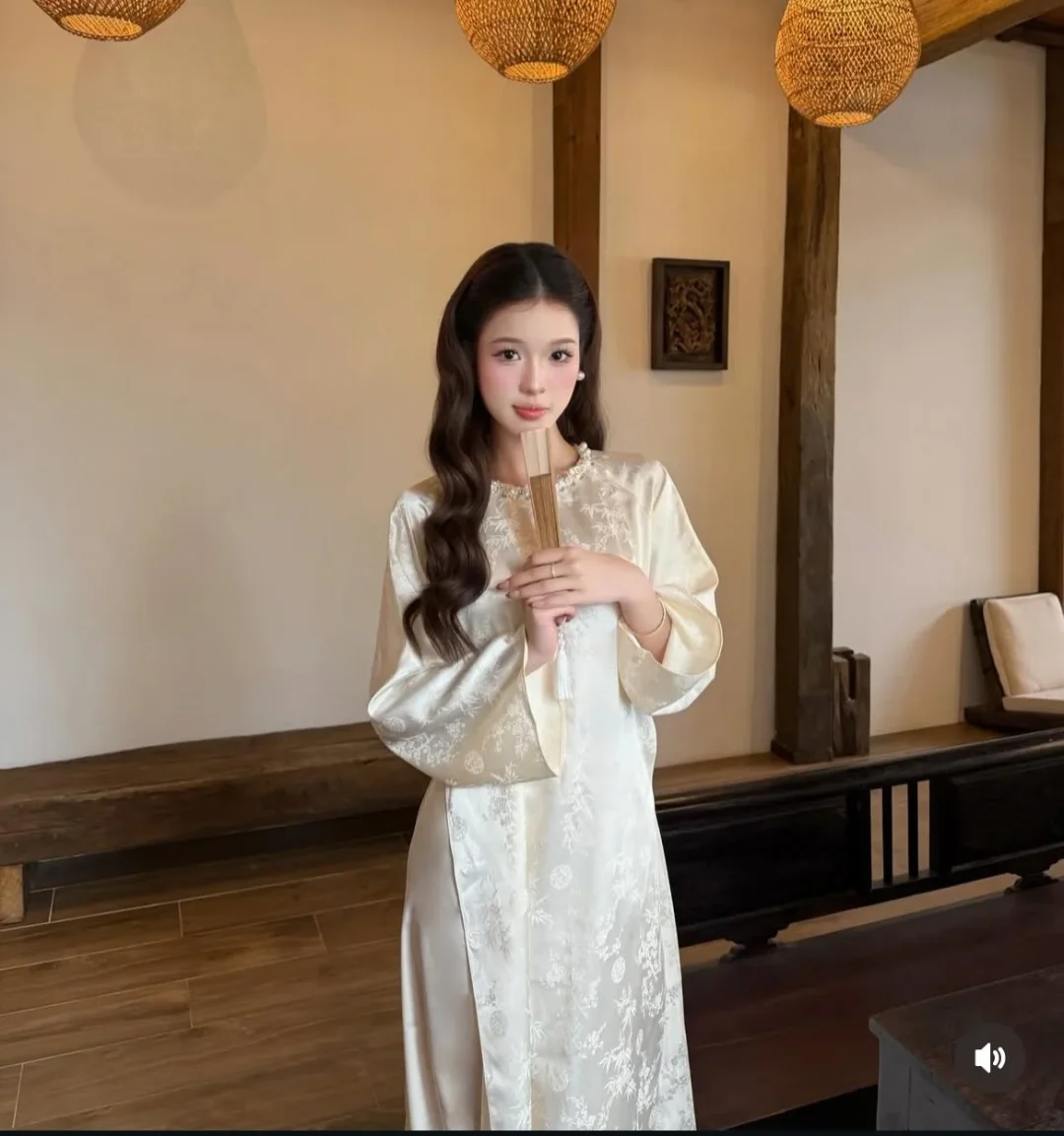 Photo 6 of Áo dài lụa kem thêu hoa truyền thống