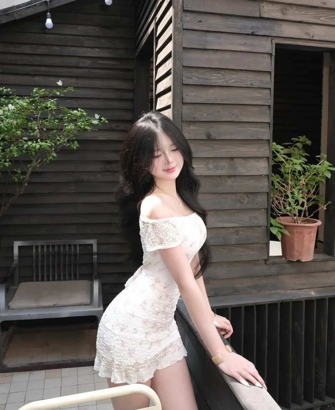Photo 3 of Váy mini trễ vai hoa trắng nữ