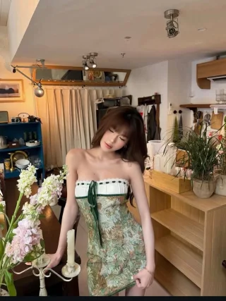 Ảnh 2 của Váy strapless họa tiết lá xanh nữ