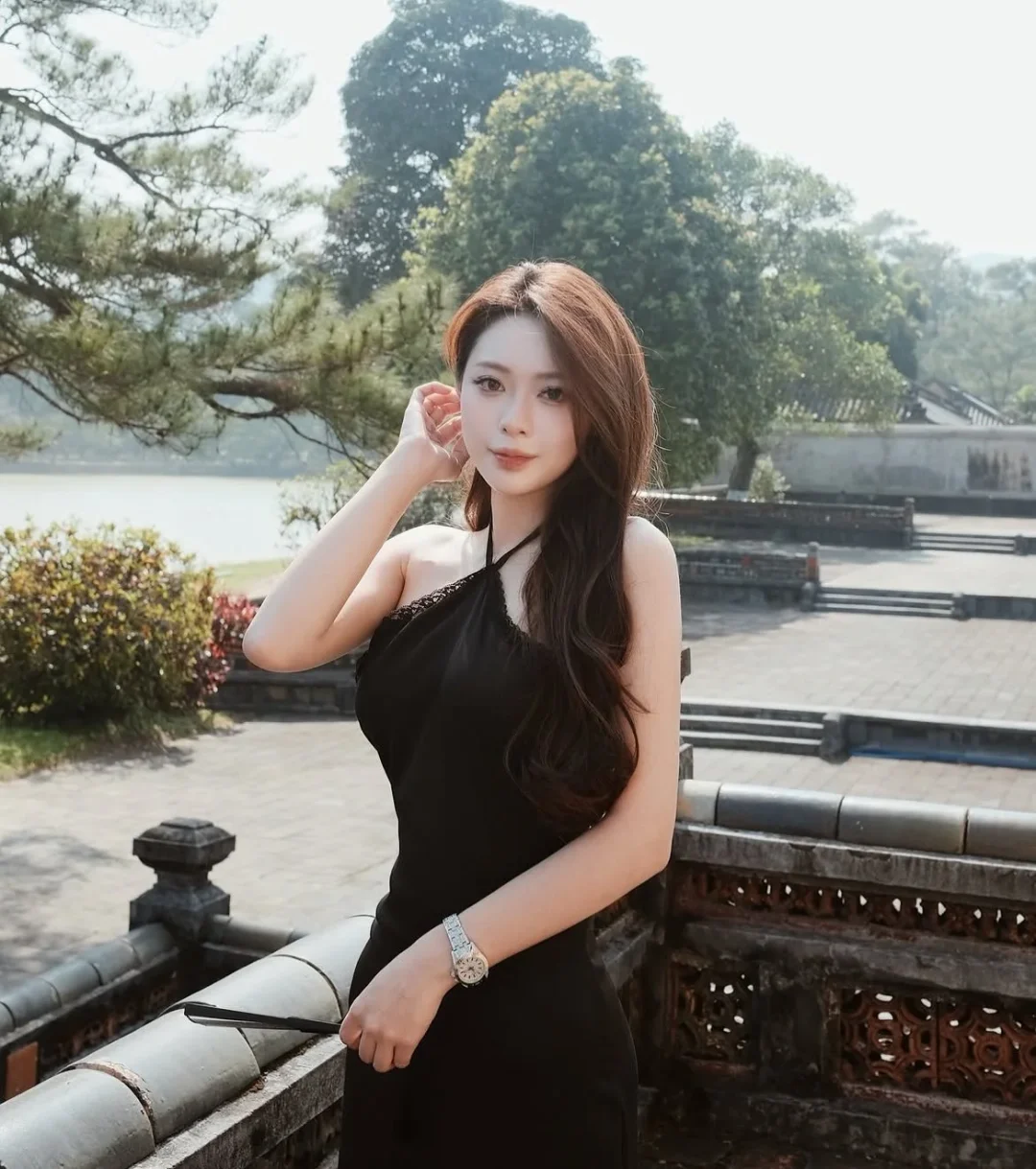 Photo 2 of Đầm đen hở vai lụa sang trọng nữ