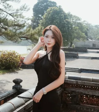 Photo 2 of Đầm đen hở vai lụa sang trọng nữ