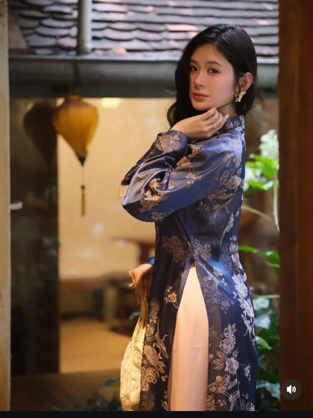 Ảnh 2 của Áo dài lụa xanh thêu hoa nữ truyền thống