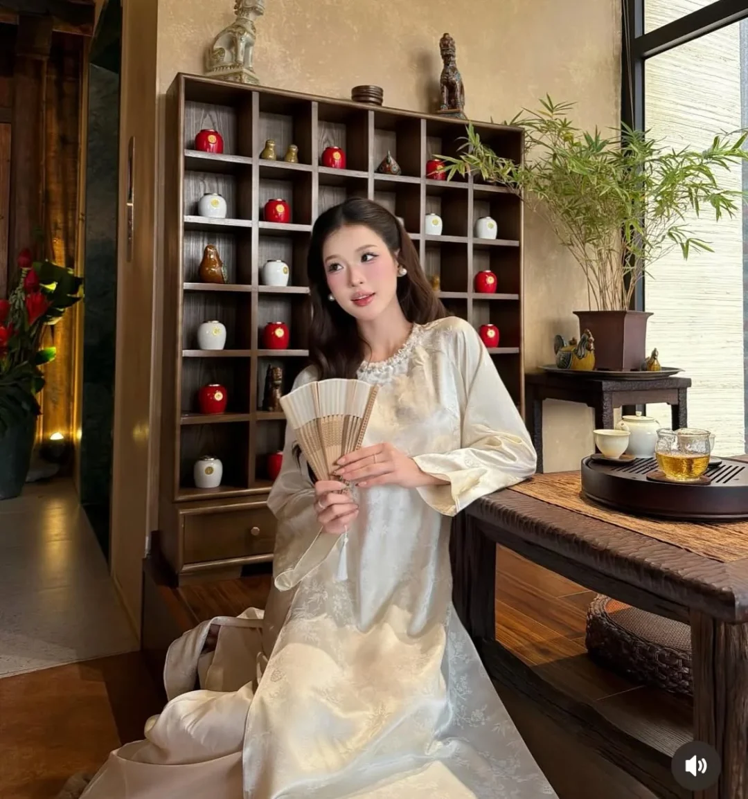 Photo 7 of Áo dài lụa kem thêu hoa truyền thống