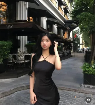 Ảnh 2 của Váy lụa đen hai dây ren nữ