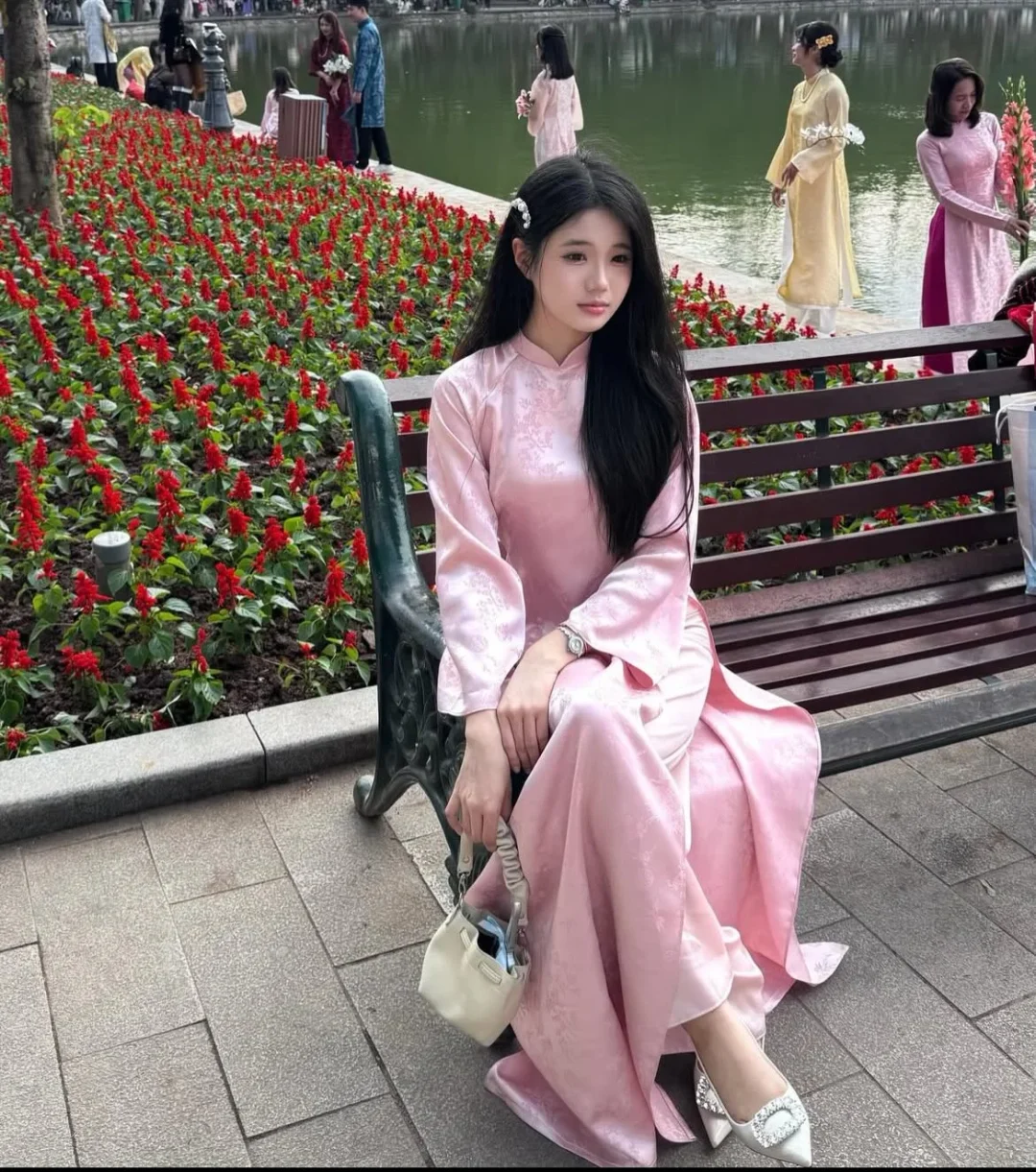 Photo 3 of Áo dài lụa hồng thêu hoa nữ