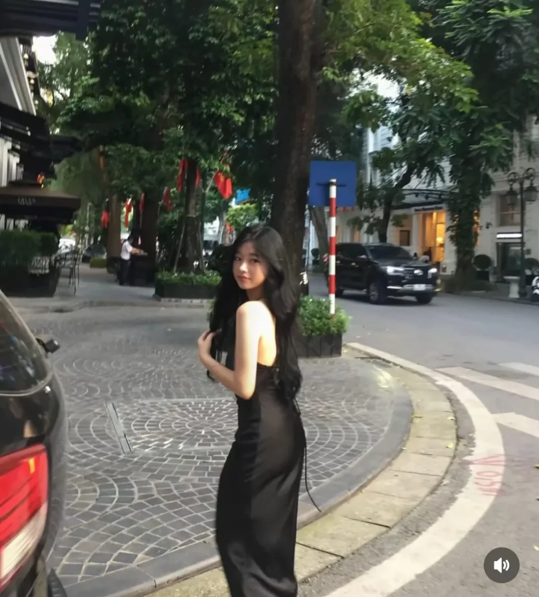 Ảnh 5 của Váy lụa đen hai dây ren nữ