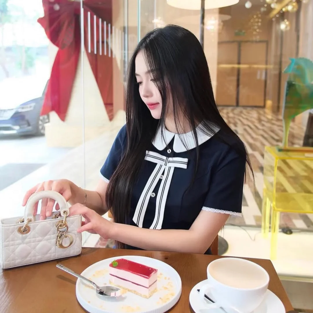 Ảnh 2 của Váy nữ Calie xanh navy cổ sen