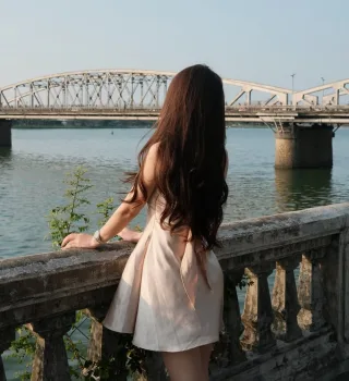 Photo 4 of Đầm strapless lụa mini màu kem nữ