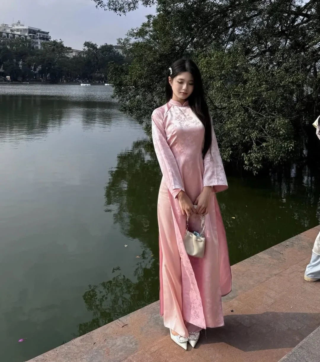 Photo 7 of Áo dài lụa hồng thêu hoa nữ