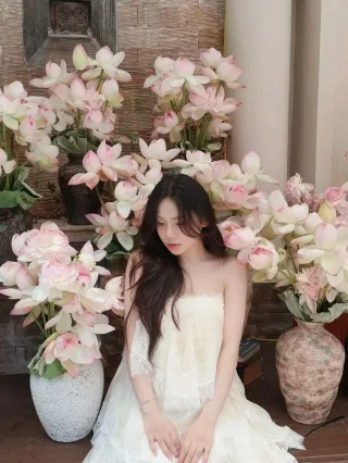 Ảnh 3 của Đầm maxi ren kem hai dây vai trần