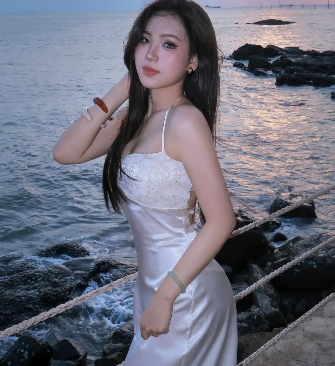 Photo 3 of Đầm lụa hai dây ren kem nữ