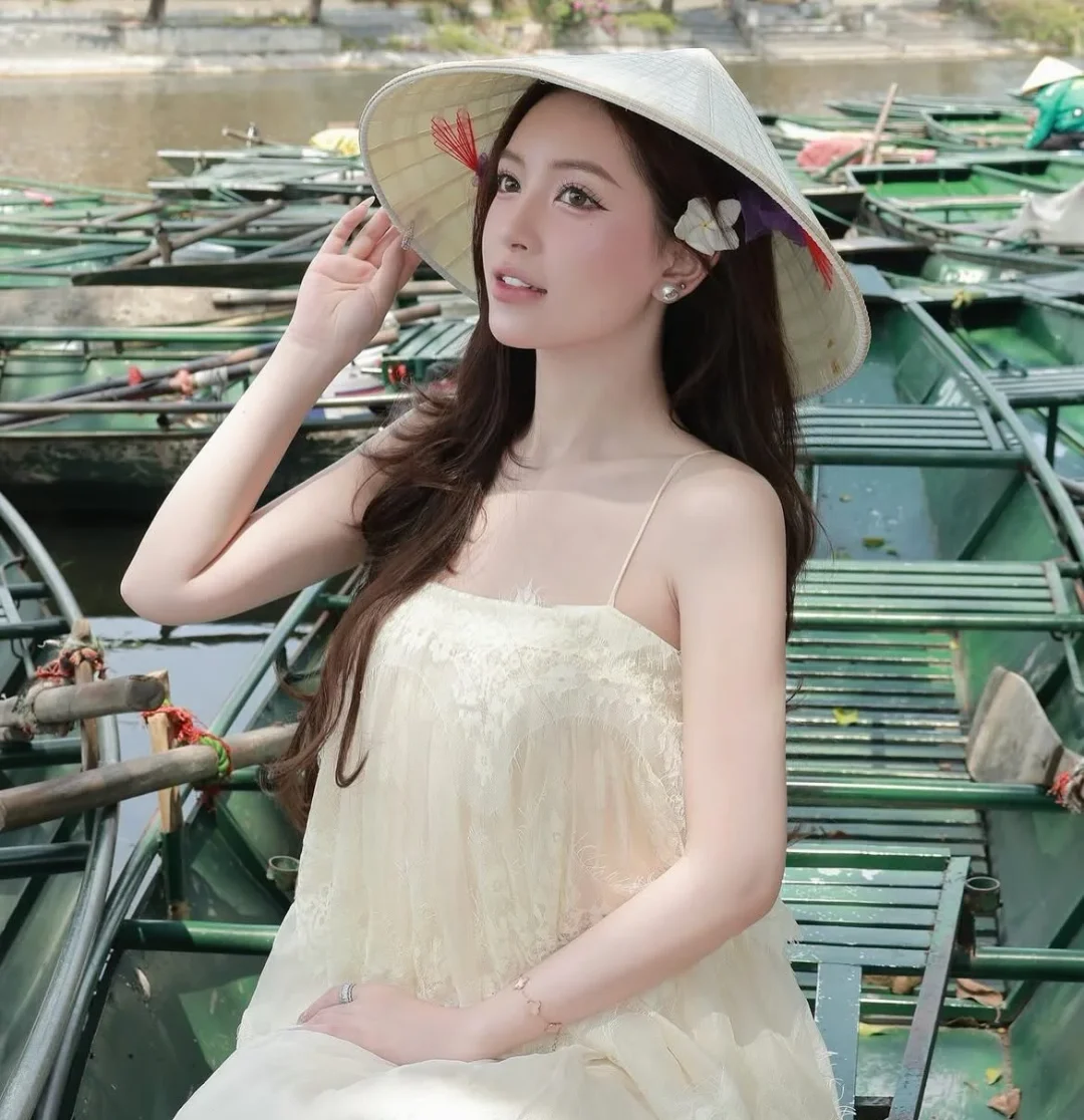 Photo 5 of Váy ren hai dây kem nữ tính vintage