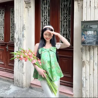 Ảnh 3 của Áo lụa hoa xanh nơ buộc vai trần nữ