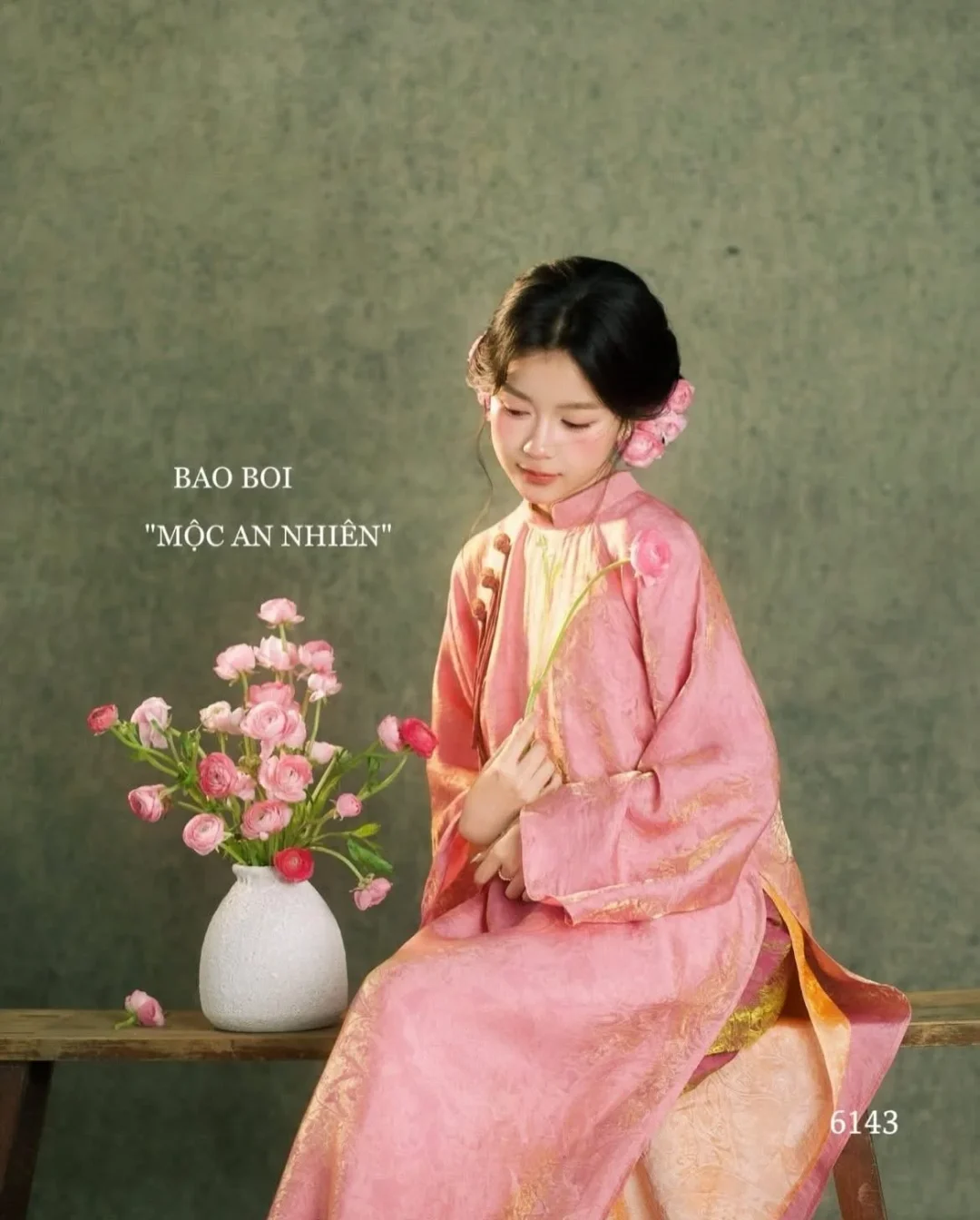 Photo 2 of Áo dài lụa hồng thêu vàng nữ