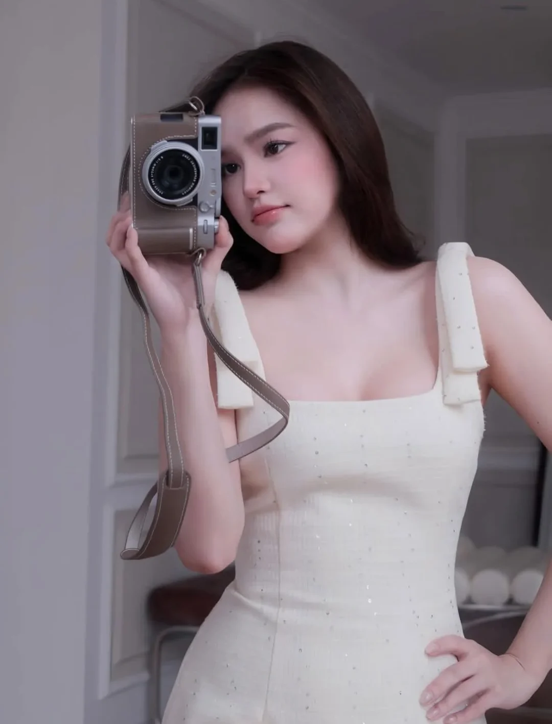 Ảnh 3 của Đầm trắng hai dây đính hạt mini nữ