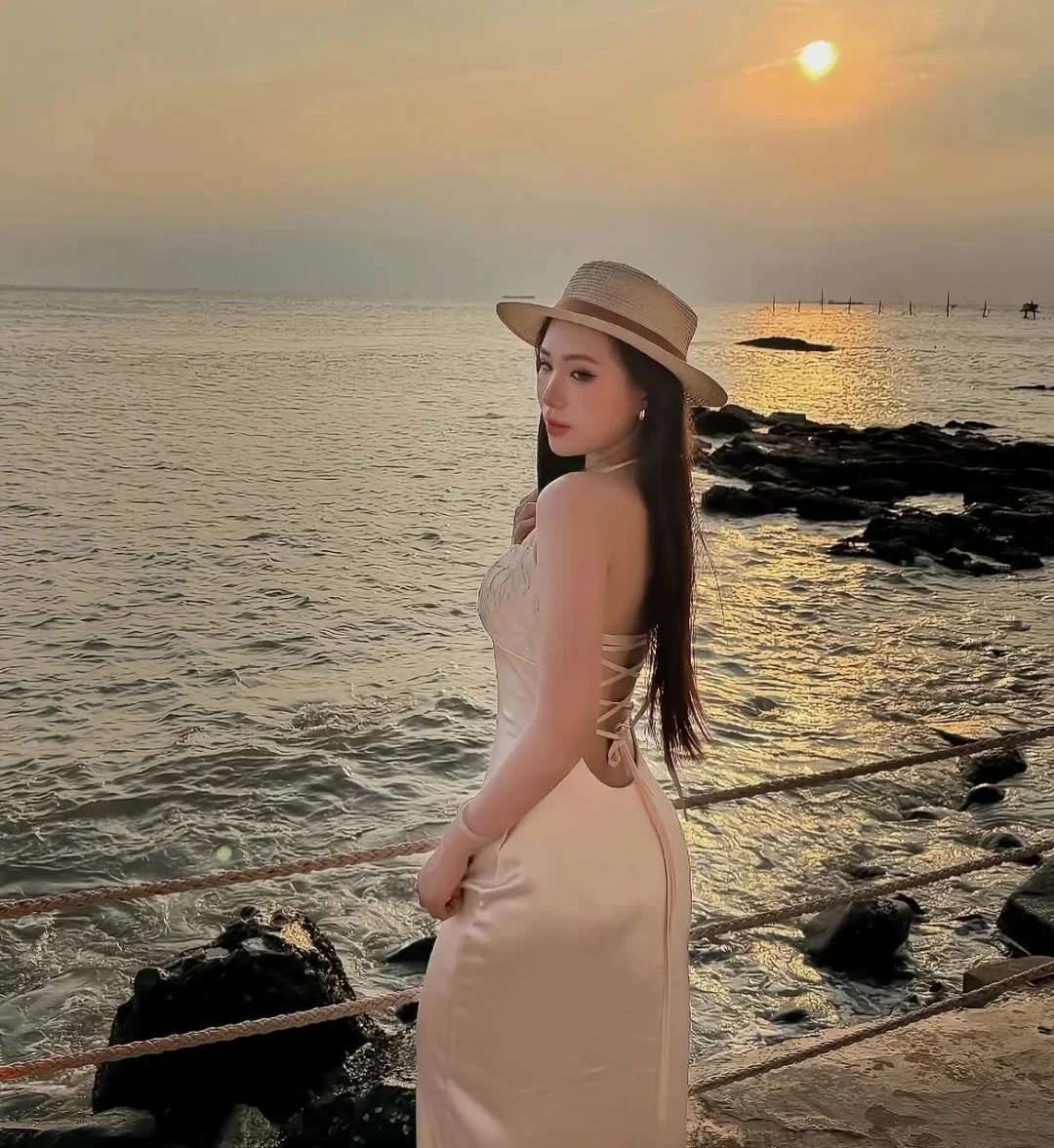 Photo 6 of Đầm lụa hai dây ren kem nữ
