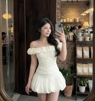 Ảnh 3 của Set áo corset trắng vai trễ kèm chân váy ngắn