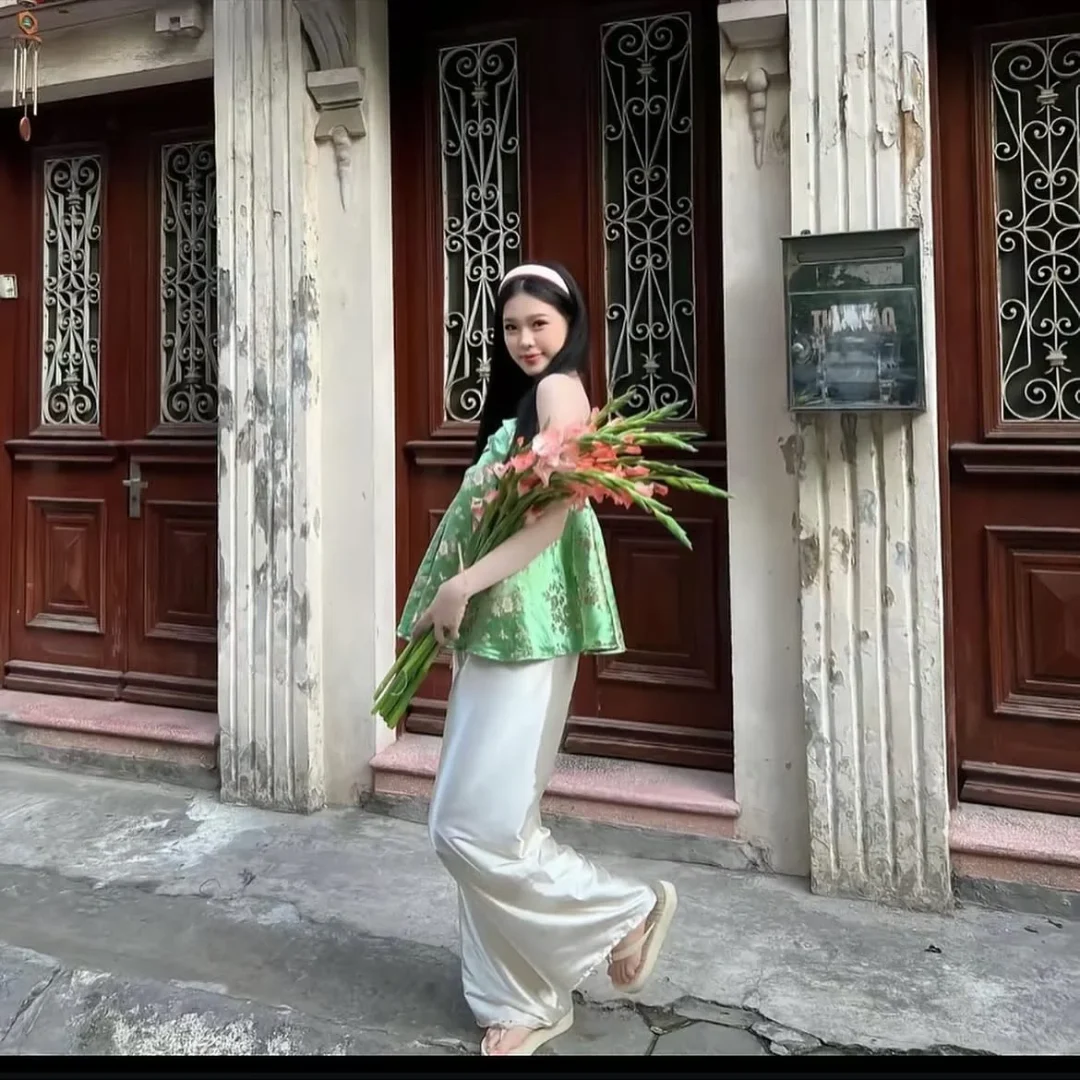 Ảnh 4 của Áo lụa hoa xanh nơ buộc vai trần nữ