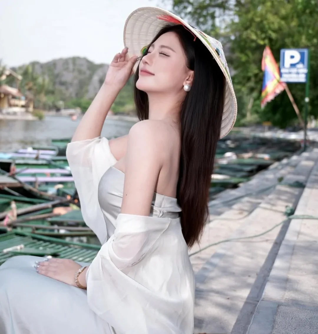 Photo 5 of Đầm strapless lụa satin kem nhạt nữ