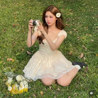 Photo 4 of Đầm trễ vai hoa nhí voan kem size M