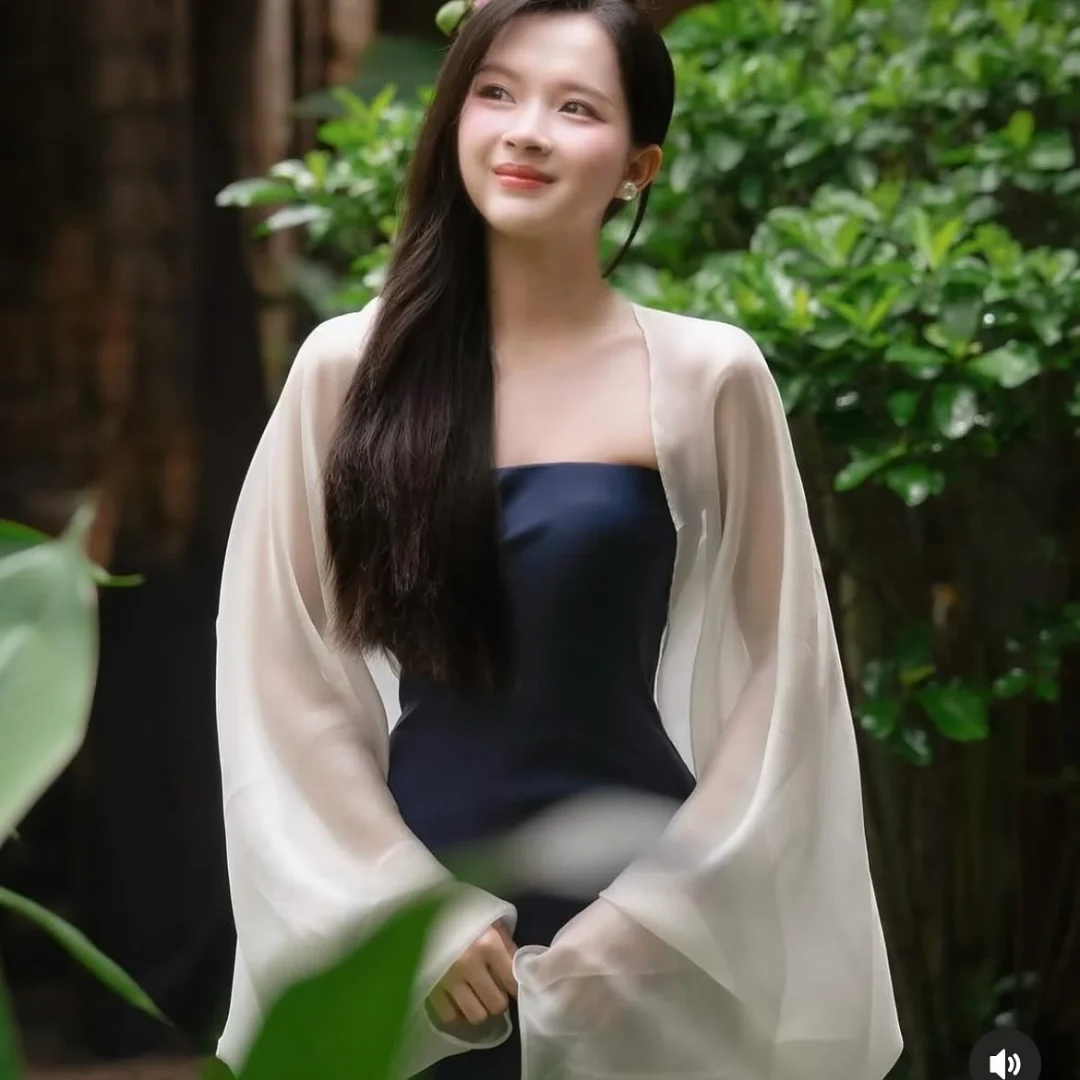 Ảnh 2 của Khăn choàng lụa kem nữ thanh lịch