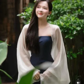 Ảnh 2 của Khăn choàng lụa kem nữ thanh lịch