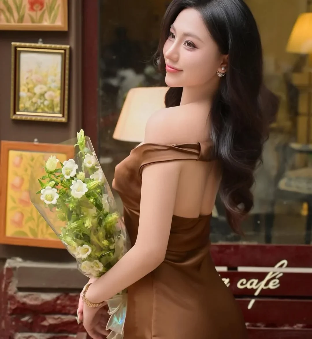 Ảnh 8 của Đầm dài trễ vai nâu satin nữ