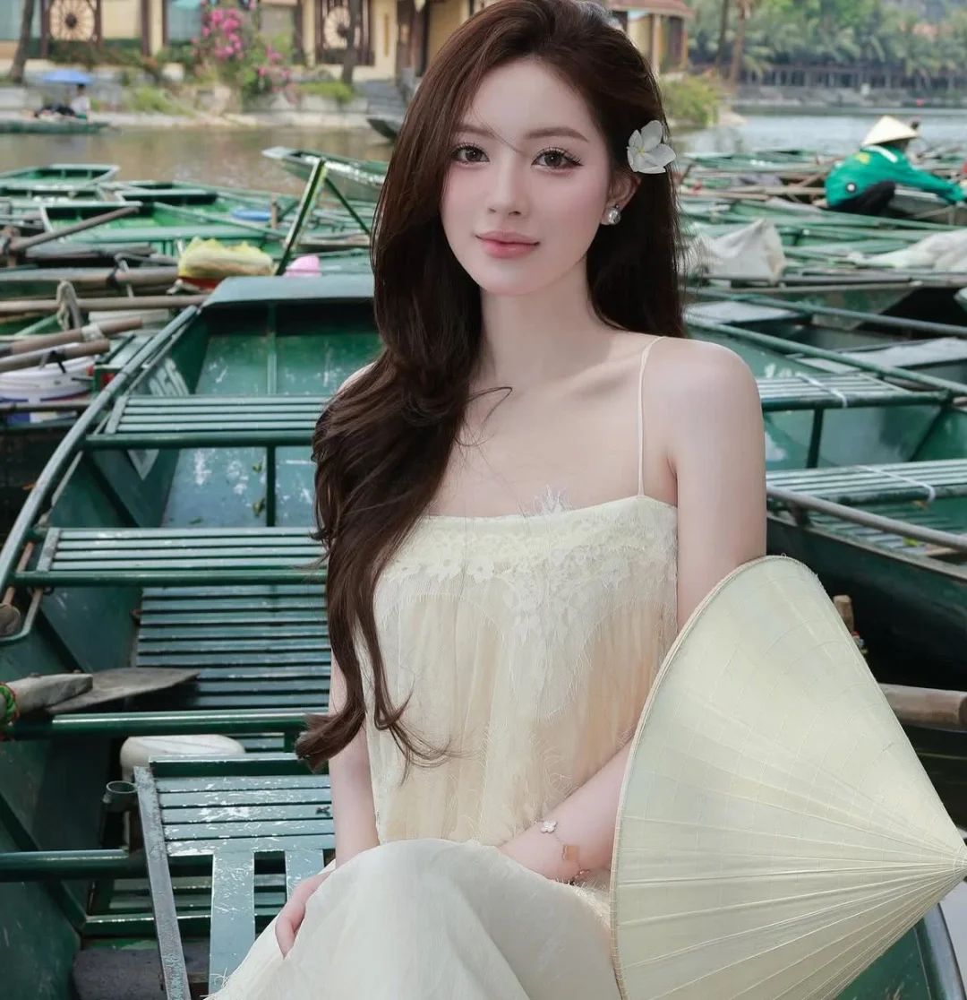 Photo 4 of Váy ren hai dây kem nữ tính vintage
