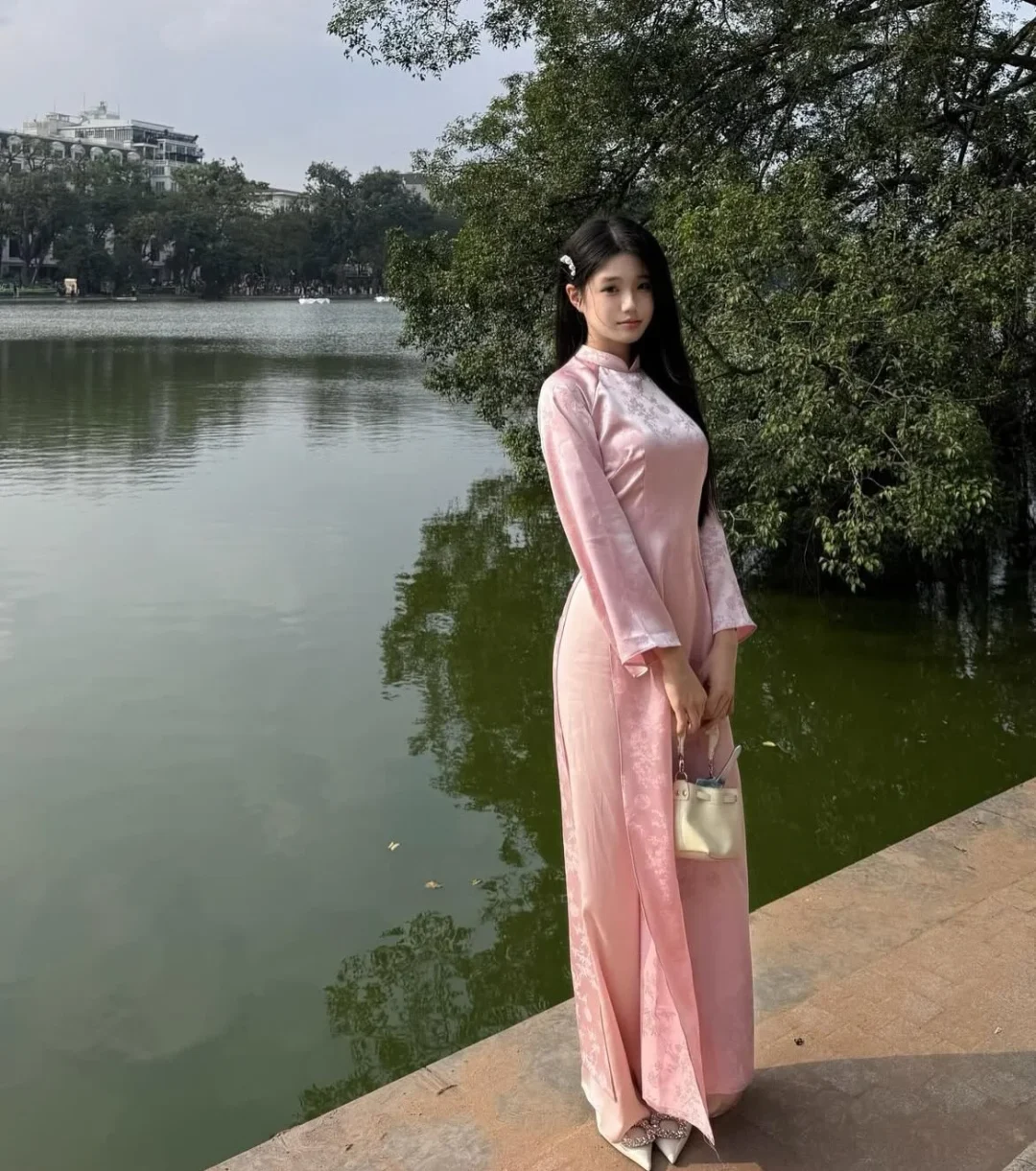 Photo 6 of Áo dài lụa hồng thêu hoa nữ