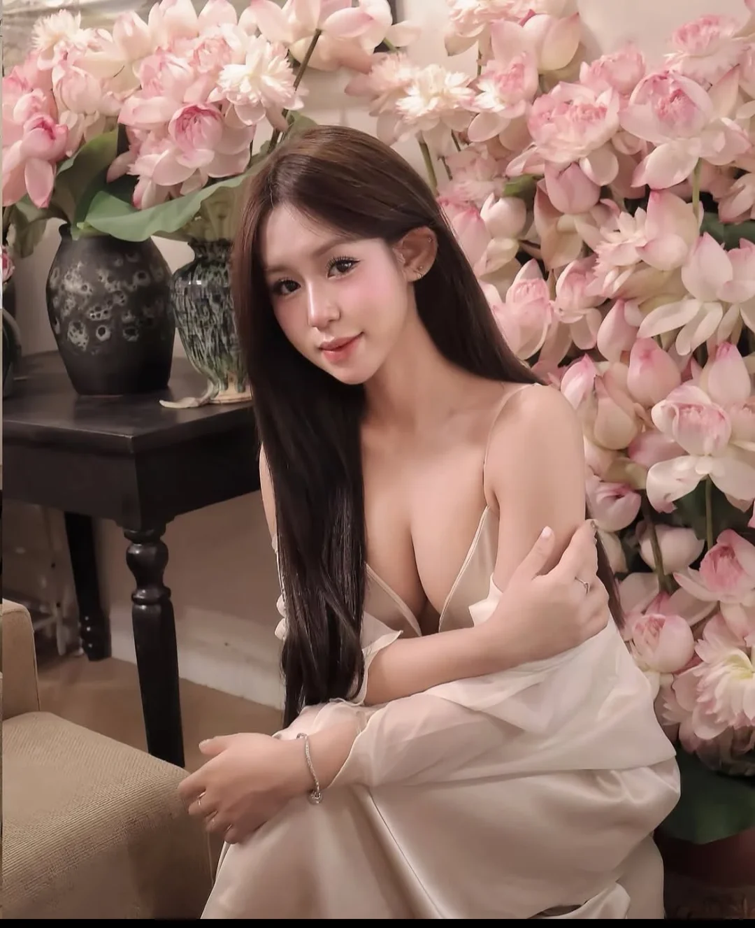 Photo 4 of Váy lụa hai dây be nhạt nữ tính