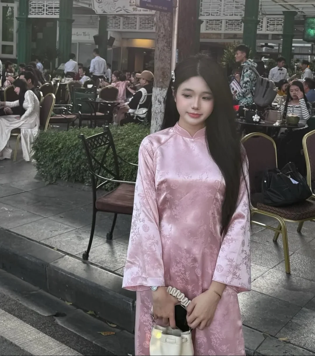 Photo 9 of Áo dài lụa hồng thêu hoa nữ