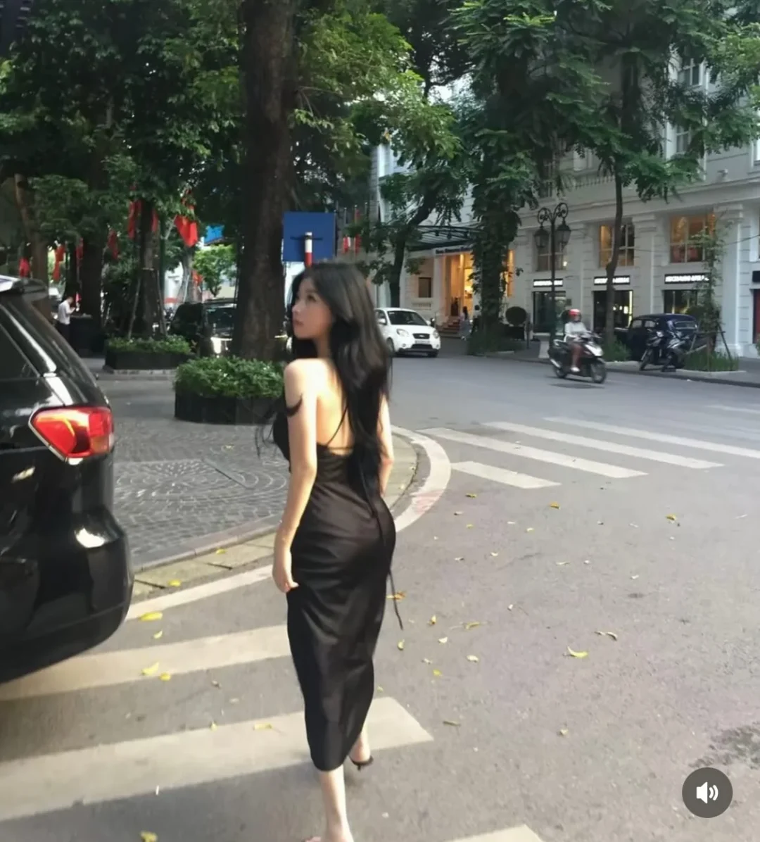 Ảnh 6 của Váy lụa đen hai dây ren nữ