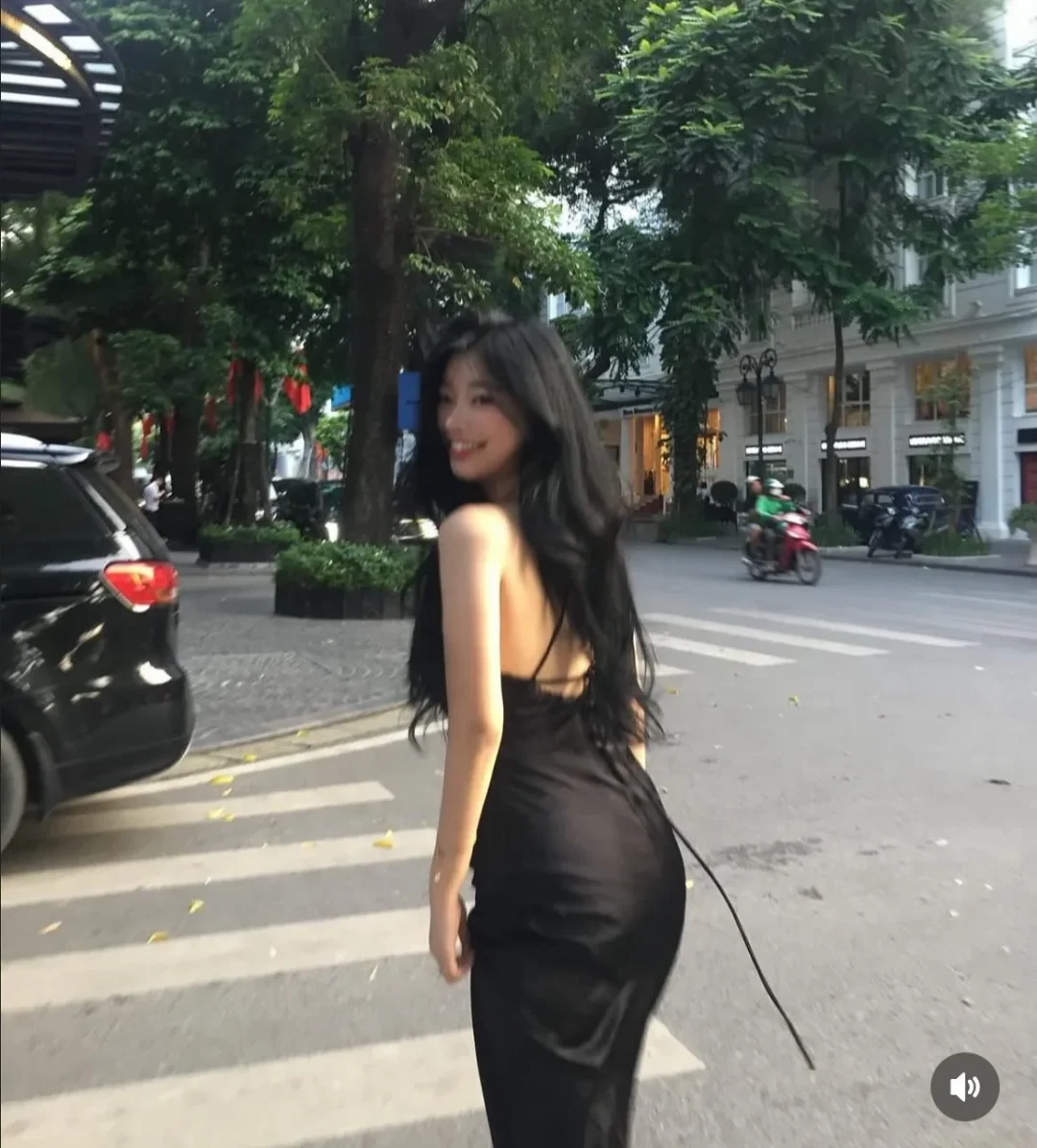 Ảnh 9 của Váy lụa đen hai dây ren nữ