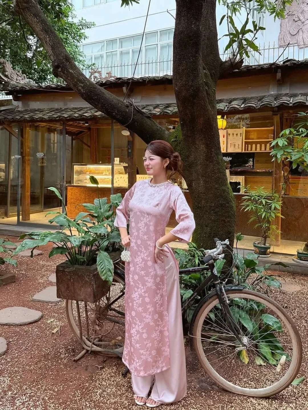 Ảnh 4 của Áo dài lụa hồng thêu hoa nữ