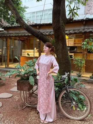 Ảnh 4 của Áo dài lụa hồng thêu hoa nữ