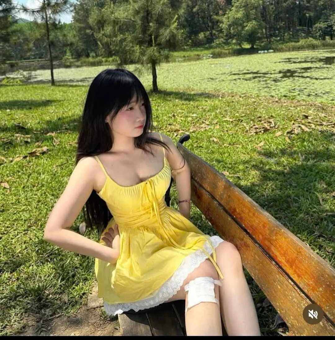 Photo 1 of Váy ngắn vàng hai dây ren trắng