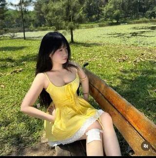 Photo 1 of Váy ngắn vàng hai dây ren trắng
