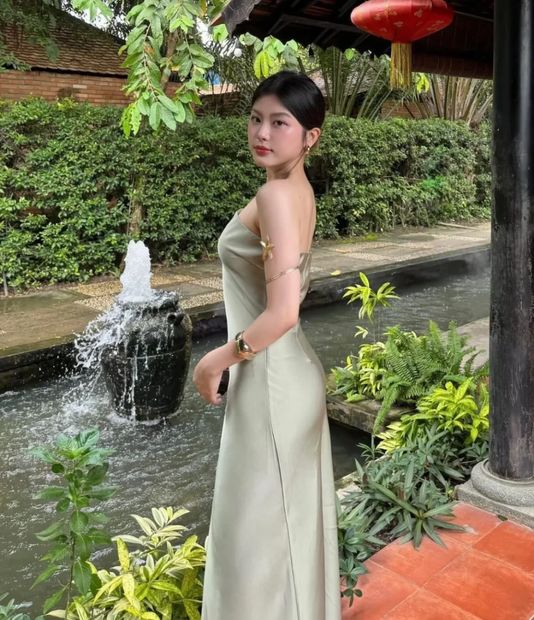 Photo 6 of Đầm cúp ngực satin xanh lá nhạt