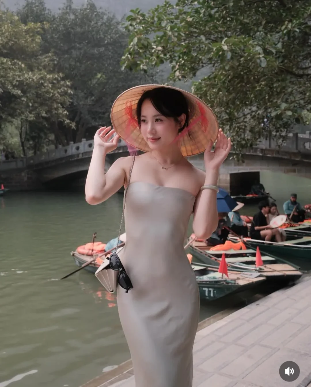 Photo 5 of Đầm ống quây lụa be nhạt thanh lịch nữ